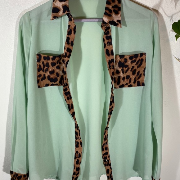 Silk Blend Leopard trim Top Size S 🔥 - Picture 2 of 7